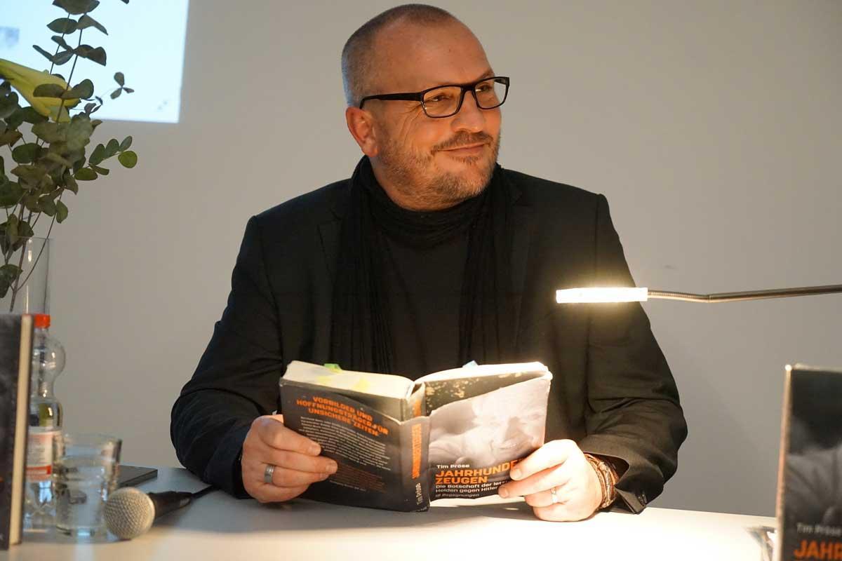 Buchvorstellung in der Stadtbibliothek mit Autor Tim Pröse - Foto © Lorenz